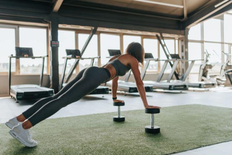 Woman doing push-ups as part of a 2 week calisthenics workout plan