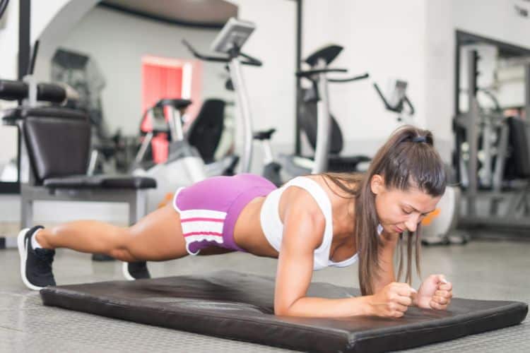 Woman performing a 30-minute ab workout for core strength