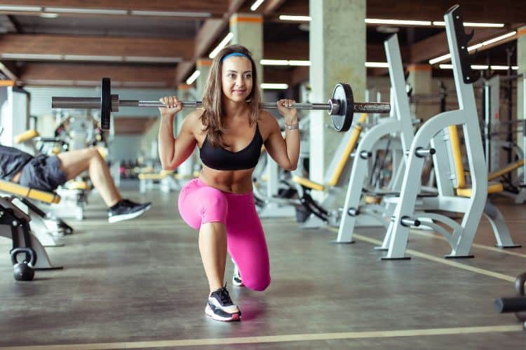 woman doing barbell Walking Lunges for lower body workout