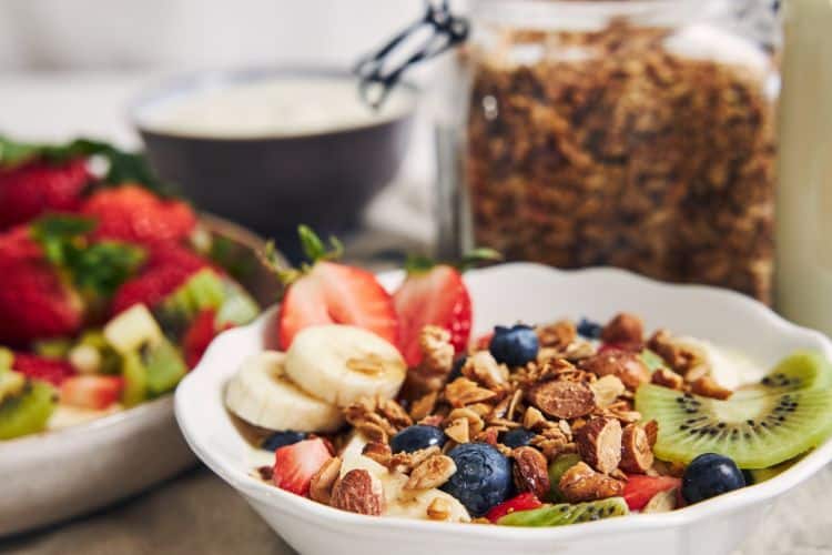 Protein Oatmeal with Fruit and Nuts as pre-workout breakfast food