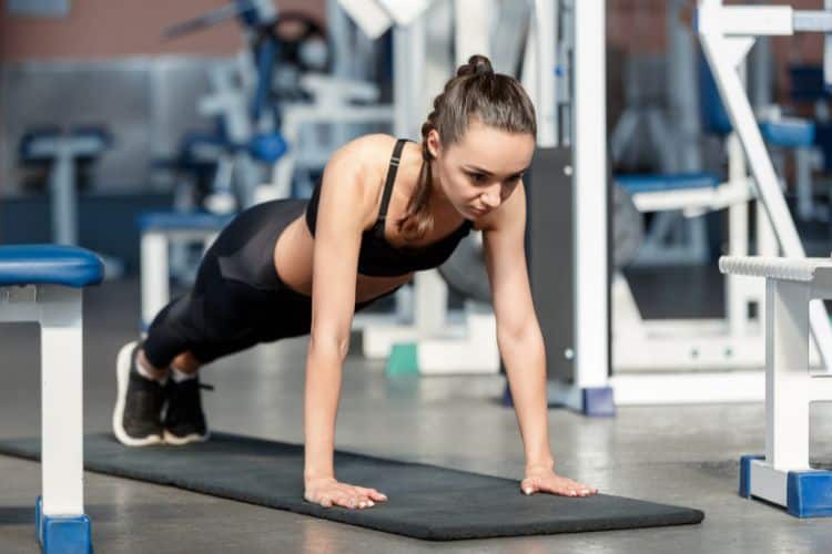 Beginner performing a bodyweight incline push ups during a 30 minute beginner bodyweight workout.